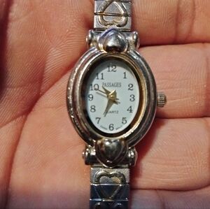 Vintage Passages 11702 Quartz Wrist Watch Stainless Steel Women Heart Twist Band